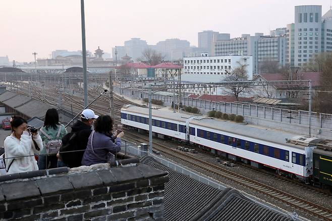 베이징역에서 출발하는 북중 여객열차 ©연합뉴스