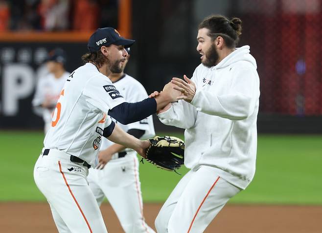 지난 시즌 한화의 한국시리즈 진출을 이끌었던 코디 폰세(오른쪽), 라이언 와이스. 뉴시스