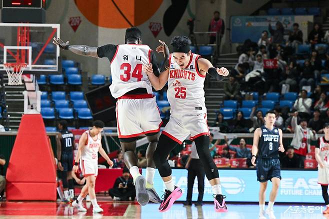 서울 SK 자밀 워니(왼쪽)과 알빈 톨렌티노가 올해 1월 열린 EASL 조별리그 경기 도중 몸으로 하이파이브하고 있다. 둘은 18일부터 시작한 EASL 파이널스 마카오 2026서  아시아 정상을 향해 뛴다. 사진제공｜EASL