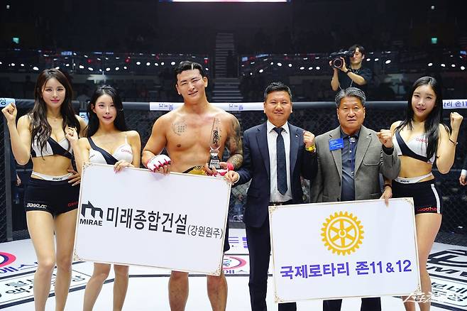 김태인(왼쪽 3번째)이 15일 장충체육관서 열린 ‘굽네 로드FC 076’ 메인이벤트 헤비급 타이틀전서 세키노 타이세이를 제압한 뒤 기뻐하고 있다. 사진제공｜로드FC