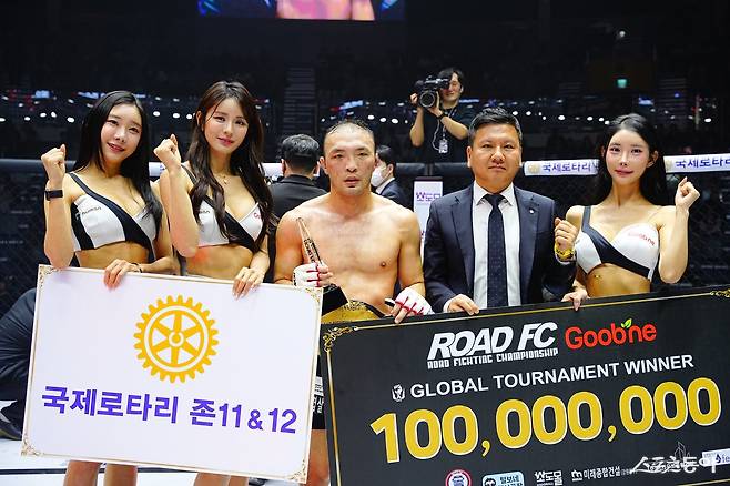 김수철(왼쪽 3번째)이 15일 장충체육관서 열린 ‘굽네 로드FC 076’ 글로벌 토너먼트 밴텀급 결승전서 우승을 차지한 뒤 기념 촬영하고 있다. 사진제공｜로드FC