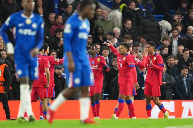 PSG 선수들이 18일(한국시간) 스탬포드 브릿지에서 열린 첼시와 UCL 16강 원정 2차전서 팀의 세 번째 골이 터지자 한데 모여 기뻐하고 있다. 런던｜AP뉴시스