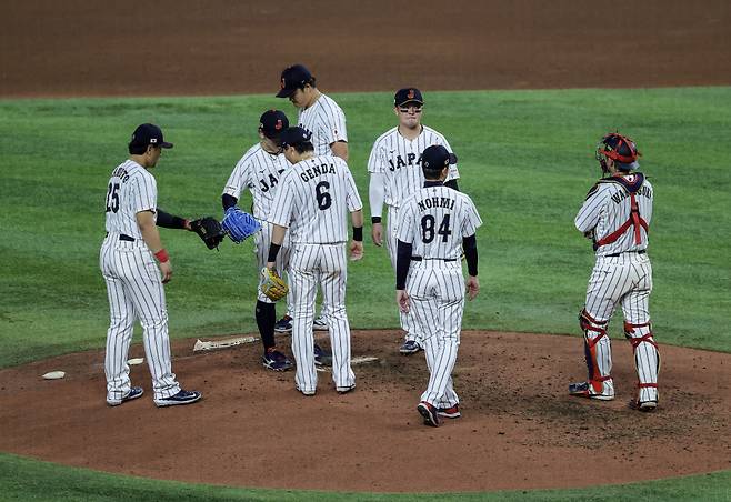 일본 야구 대표팀 선수들이 지난 15일 베네수엘라와 WBC 8강전에서 투수 교체 때 마운드로 모이고 있다. 마이애미 |EPA연합뉴스