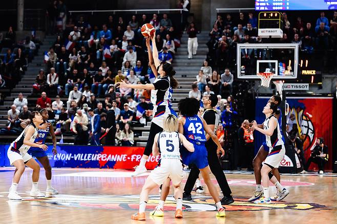 한국 여자농구가 18일 프랑스를 상대로 경기 시작 점프볼을 하고 있다. FIBA 홈페이지
