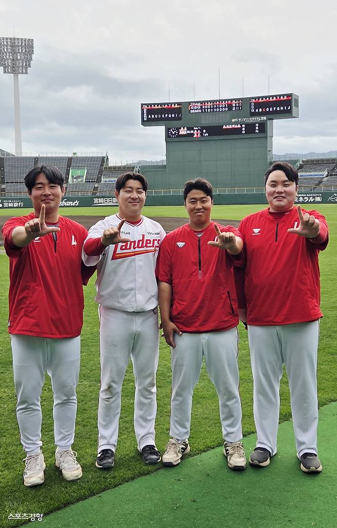 강재욱·류승범·이근영·설재욱(왼쪽부터) 씨 등 SSG 필드 파트너들이 포즈를 취하고 있다.   유새슬 기자