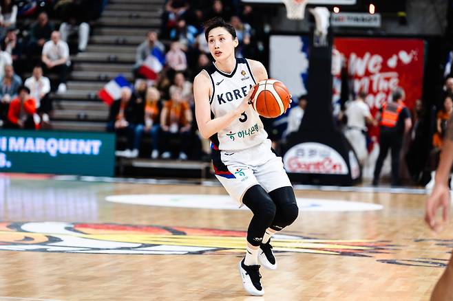 한국 여자농구 대표팀 강이슬이 18일 프랑스를 상대로 볼을 받아 림을 바라보고 있다. FIBA 홈페이지