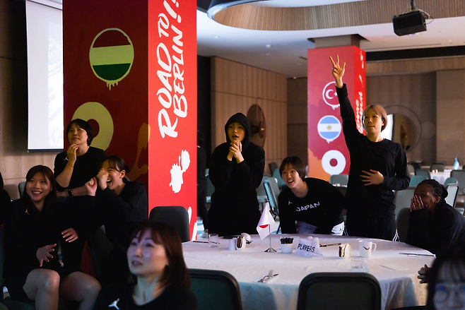 일본 여자농구 대표팀 선수들이 18일 호주-캐나다전에서 호주를 응원하며 경기를 지켜보고 있다. FIBA 홈페이지