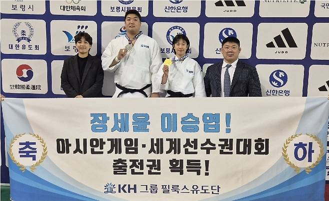 KH그룹 필룩스유도단 김성연 코치(왼쪽부터), 이승엽 선수, 장세윤 선수, 황희태 감독이 기념촬영을 하고 있다.