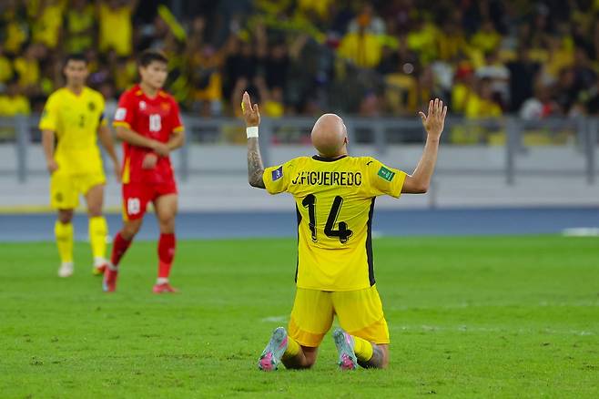 브라질 출신의 말레이시아 귀화 선수 주앙 피게이레두가 지난해 6월 10일 말레이시아 쿠알라룸푸르에서 열린 아시안컵 예선 F조 2라운드에서 베트남을 상대로 골을 넣은 뒤 세리머니를 하고 있다. 피게이레두 역시 불법 귀화가 확인된 선수다. EPA연합뉴스
