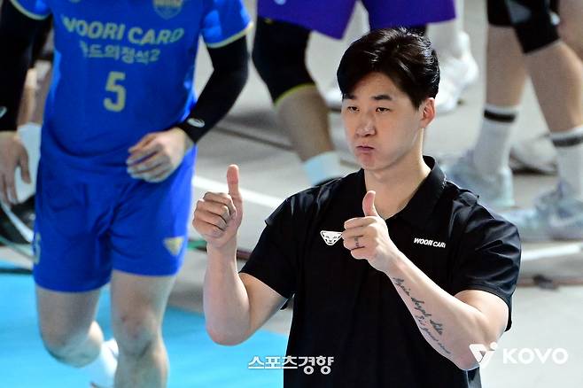 박철우 우리카드 감독대행이 17일 대전 충무체육관에서 열린 삼성화재와 2025~2026시즌 정규리그 최종전에서 선수들에게 엄지를 들어보이고 있다. KOVO 제공