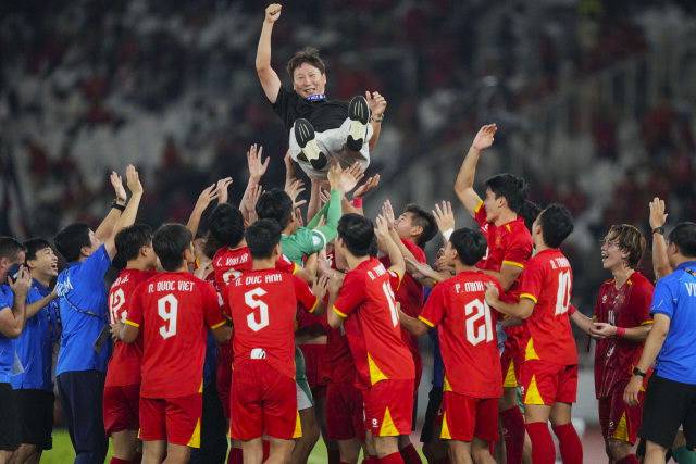 베트남 축구대표팀 김상식 감독(위)이 2025 AFF U-23 챔피언십 우승 후 선수들에게 헹가레를 받고 있다. AP연합뉴스
