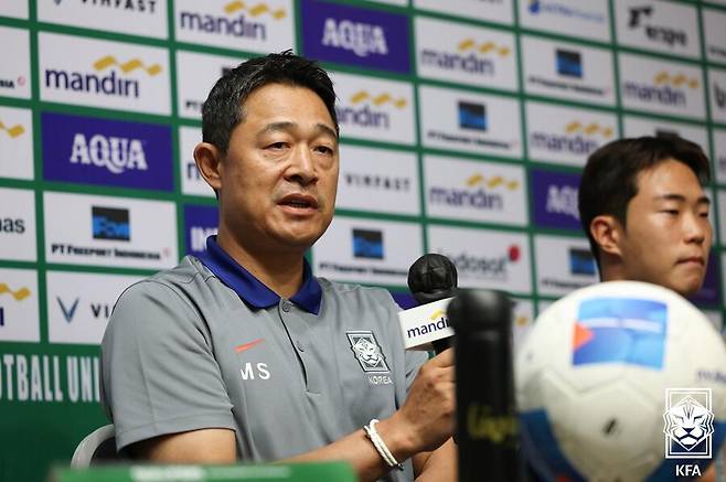 ▲ U-23 아시안컵에서 부진에 따라&nbsp;이민성 감독은 나고야 아시안게임까지만 팀을 이끌며 금메달 획득이라는 당면 과제에 집중한다. 이를 위해 3월 A매치에는 유럽파를 총동원한 최정예로 국내서 훈련한다. ⓒ 대한축구협회