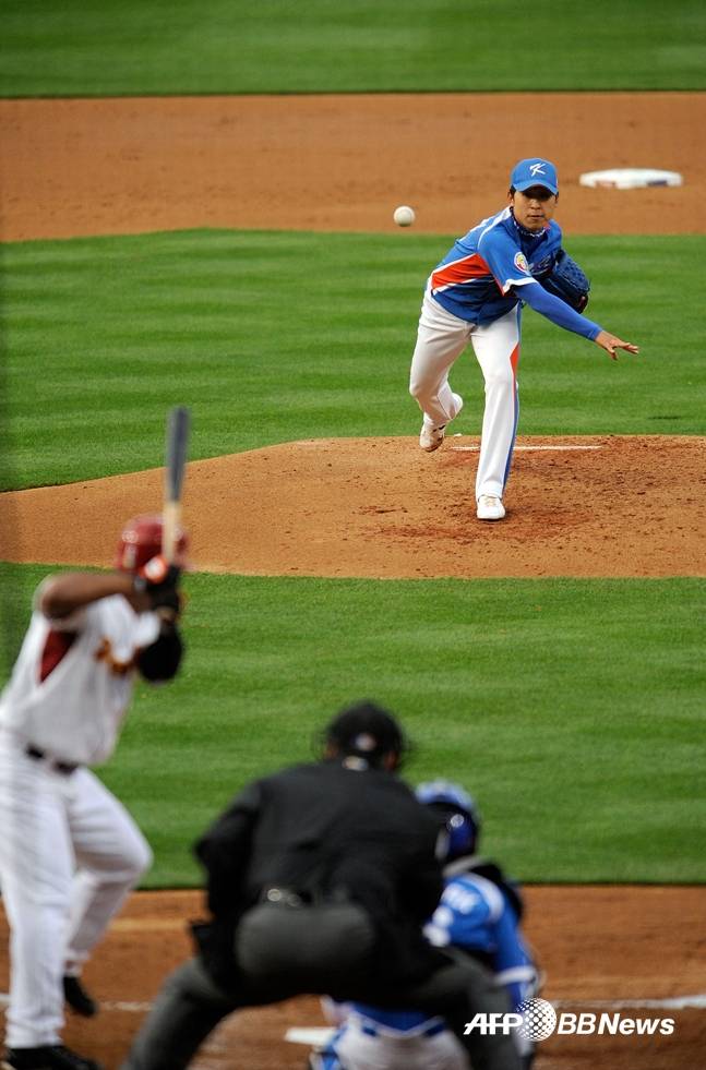 베네수엘라를 상대로 투구하는 윤석민. /AFPBBNews=뉴스1