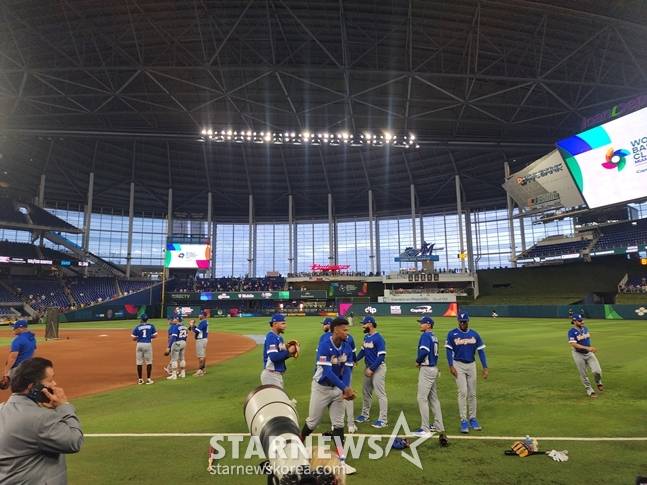 결승전을 앞두고 몸을 풀고 있는 베네수엘라 선수들. /사진=박수진 기자