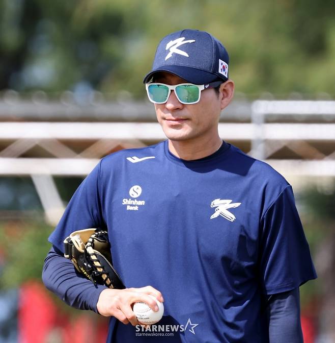 강인권 야구 대표팀 수석코치가 지난 1월 10일 사이판 올레아이 스포츠 컴플렉스에서 열리는 전지훈련 첫날 몸풀기 훈련을 지켜보고 있다. /사진=강영조 선임기자