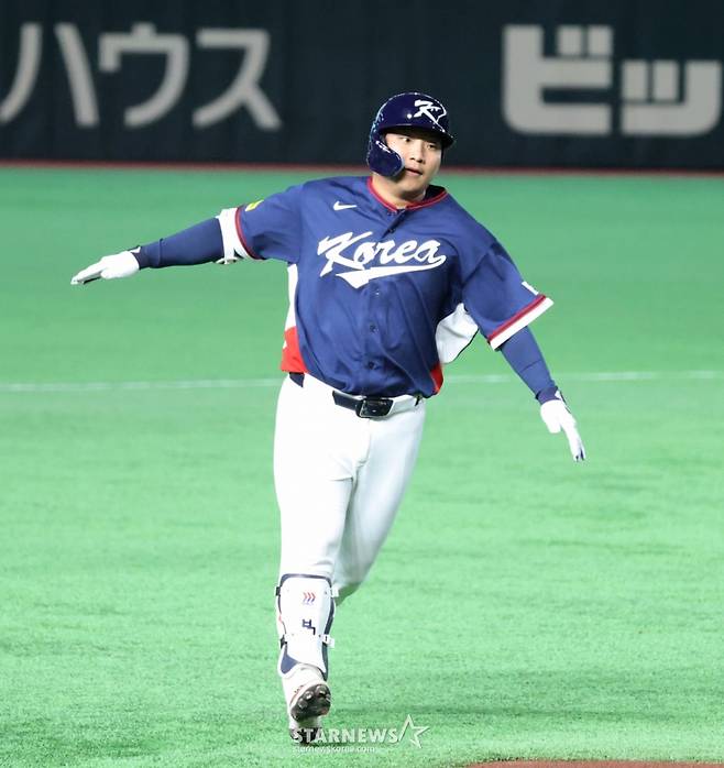 야구대표팀 문보경이 9일 도쿄돔에서 열린 2026 WBC 도쿄POOL 대한민국과 호주 경기 2회초 무사 1루에서 호주 웰스를 상대로 선제 투런홈런을 터트린 후 홈인하고 있다. 2026.03.08. /사진=강영조 선임기자