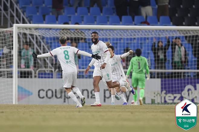 대전하나시티즌 디오고가 18일 인천축구전용경기장에서 열린 인천 유나이티드전에서 후반 40분 골을 터뜨린 뒤 기뻐하고 있다. /사진=한국프로축구연맹 제공