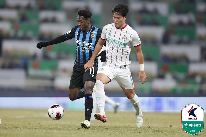 18일 인천축구전용경기장에서 열린 인천 유나이티드와 대전하나시티즌의 하나은행 K리그1 2026 4라운드에서 양 팀 선수들이 치열한 볼경합을 펼치고 있다. /사진=한국프로축구연맹 제공