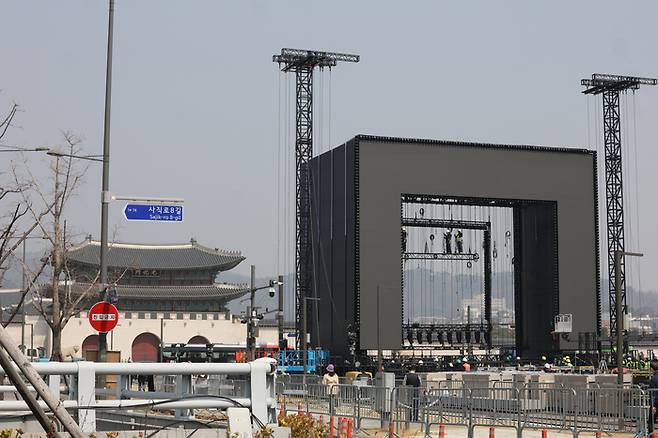 BTS 광화문 공연 무대 준비로 분주한 광장. 사진ㅣ연합뉴스