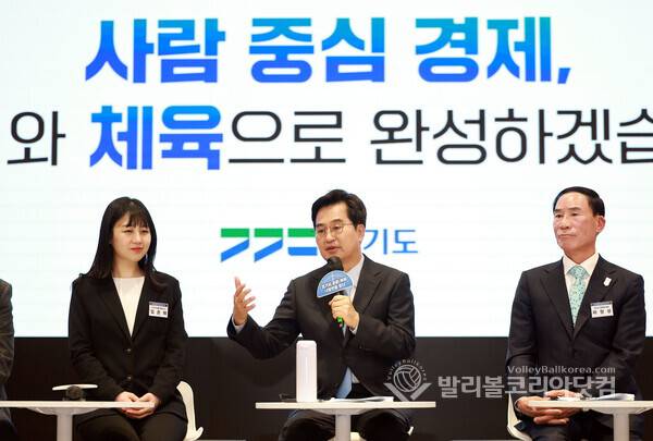 【발리볼코리아닷컴(수원)=김경수 기자】18일(수) 경기도 수원시 영통구 경기도서관에서 열린 '경기도 문화·체육정책 비전 선포식' 에서 김동연지사가 참석한 패널들과 이야기를 하고 있다.2026.3.18.