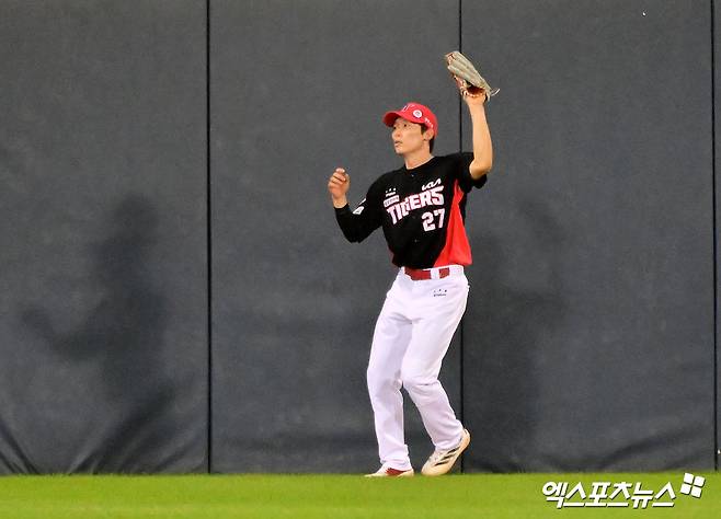 15일 오후 서울 송파구 잠실야구장에서 열린 '2025 신한 SOL Bank KBO리그' KIA 타이거즈와 두산 베어스의 경기, 8회말 1사 1루 KIA 김호령이 두산 강승호의 타구를 잡아내고 있다. 엑스포츠뉴스 DB