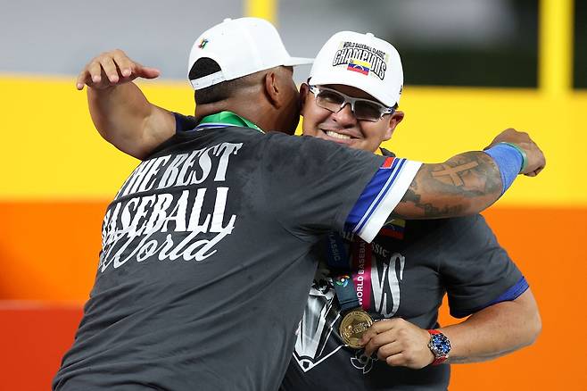 오마르 로페즈 베네수엘라 야구 대표팀 감독이 18일(한국시간) 미국 마이애미의 론디포파크에서 열린 2026 WBC 결승전에서 미국을 3-2로 꺾고 우승을 차지한 뒤 기뻐하는 모습. 사진 연합뉴스