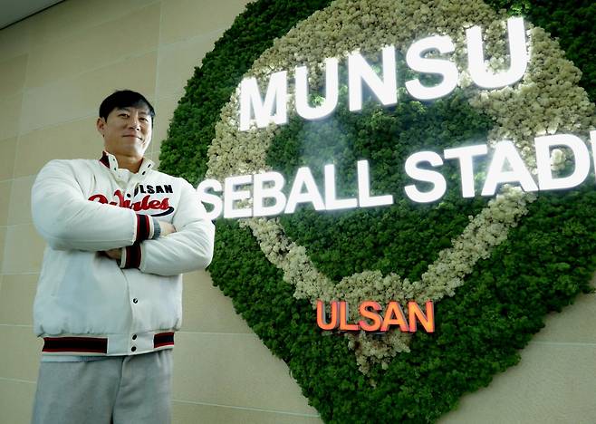 소속팀 없이 개인 운동을 소화하던 베테랑 좌완투수 고효준이 18일 KBO 퓨처스리그 시민구단 울산 웨일즈에 입단했다. 울산 웨일즈는 풍부한 경험과 노하우를 갖춘 고효준이 불펜 운영의 안정감을 더해줄 것으로 기대한다. 울산 웨일즈