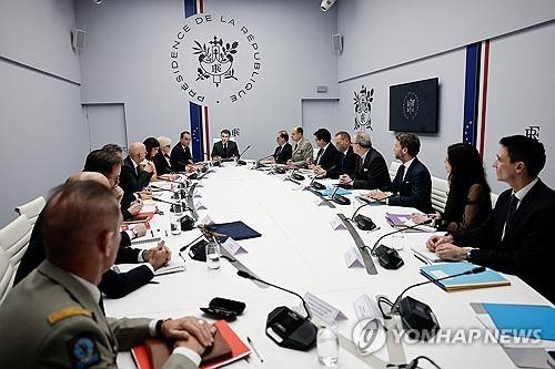 17일 국가안보회의 주재하는 마크롱 대통령 [로이터 연합뉴스 자료사진. 재판매 및 DB 금지]