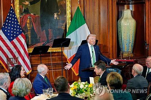 아일랜드 총리와의 오찬 행사에서 발언하는 트럼프 대통령 [AP=연합뉴스]