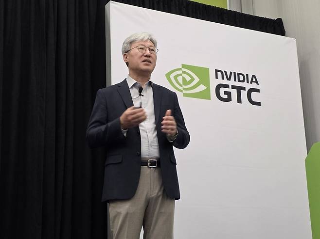 GTC서 발표하는 송용호 삼성전자 AI센터장 (새너제이=연합뉴스) 송용호 삼성전자 AI센터장이 17일(현지시간) 미국 캘리포니아주 새너제이 컨벤션센터에서 열린 엔비디아 연례 개발자회의 'GTC 2026' 현장에서 반도체 엔지니어링 전략을 발표하고 있다. [삼성전자 제공. 재판매 및 DB 금지]