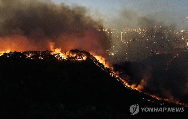지난해 발생한 대구 북구 노곡동 함지산 산불 당시 모습 [연합뉴스 자료사진]