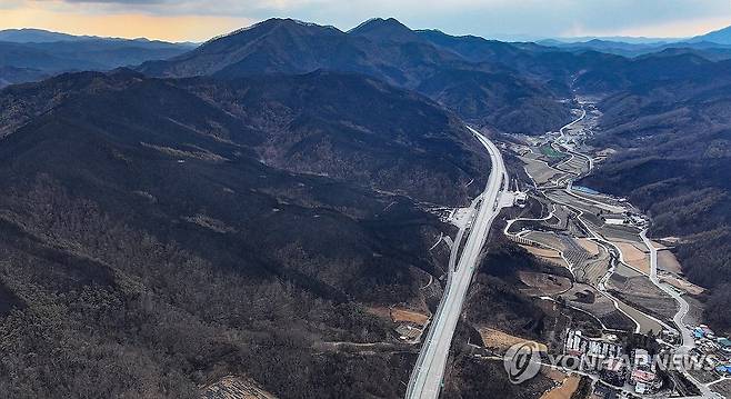 고속도로 덮쳤던 선명한 산불 흔적 (청송=연합뉴스) 윤관식 기자 = 지난해 3월 29일 경북 청송군 파천면 청송IC 인근 서산영덕고속도로 주변에 산불에 검게 탄 흔적이 남아 있다. 2025.3.30 psik@yna.co.kr [연합뉴스 자료사진]