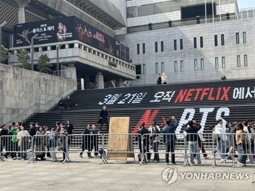 세종문화회관 앞에 모여든 방탄소년단(BTS)의 외국인 팬들 (서울=연합뉴스) 이진주 인턴기자 = 지난 17일 광화문 세종문화회관 앞 'BTS 계단'에 모여든 외국인들. 2026.3.18