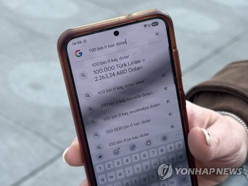 "BTS 보려 337만원짜리 비행기 티켓 끊었어요" (서울=연합뉴스) 이진주 인턴기자 = 지난 17일 BTS 팬인 튀르키예인 졔이잔(25) 씨가 휴대폰으로 한국 여행을 위한 비행기 요금을 보여주고 있다. 2026.3.18