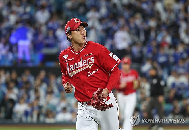 김광현 '삼진 미소' (대구=연합뉴스) 윤관식 기자 = 14일 대구 삼성라이온즈파크에서 열린 2025 프로야구 KBO리그 포스트시즌 준플레이오프 4차전 SSG 랜더스와 삼성 라이온즈의 경기. 2회말 SSG 선발투수 김광현이 삼진을 잡고 밝게 웃고 있다. 2025.10.14 psik@yna.co.kr