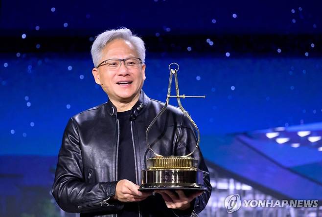 트로피를 든 젠슨 황 엔비디아 CEO 젠슨 황 엔비디아 최고경영자(CEO)가 17일(현지시간) 미국 캘리포니아주 새너제이의 힐튼시그니아 호텔에서 기자간담회 도중 자동차 전문매체 '모터트렌드'로부터 '2026 올해의 인물' 트로피를 전달받고 웃어보이고 있다. [AFP=연합뉴스 자료사진]