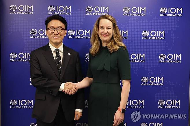 김민석 국무총리, 에이미 포프 IOM 사무총장 면담 (서울=연합뉴스) 김민석 국무총리가 17일(현지시간) 스위스 제네바 국제이주기구(IOM) 본부에서 에이미 포프 IOM 사무총장과 면담 전 악수하고 있다. 2026.3.18 [총리실 제공. 재판매 및 DB금지] uwg806@yna.co.kr