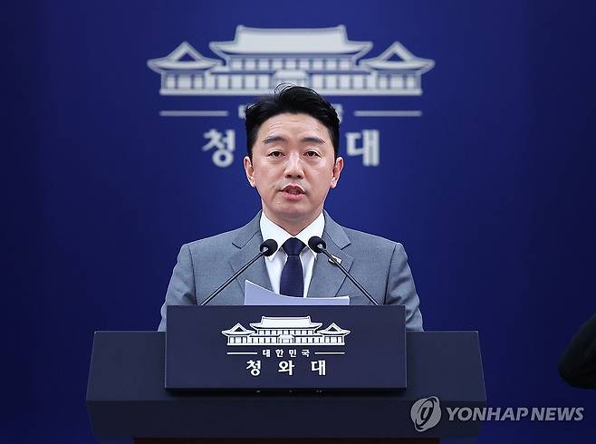 강훈식 비서실장, UAE 특사방문 브리핑 (서울=연합뉴스) 김도훈 기자 = 이재명 대통령 전략경제협력 특사로 아랍에미리트(UAE)를 방문하고 귀국한 강훈식 비서실장이 18일 청와대 춘추관에서 특사 활동 관련 브리핑을 하고 있다. 2026.3.18 superdoo82@yna.co.kr