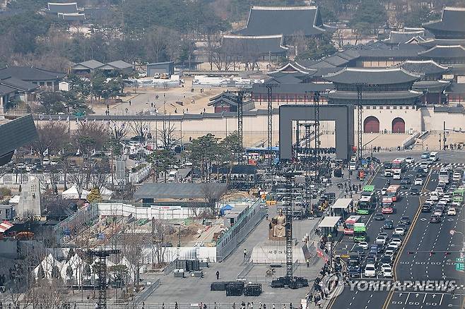 BTS 광화문 공연, 나흘 앞으로 (서울=연합뉴스) 서대연 기자 = 그룹 방탄소년단(BTS)의 광화문 공연을 나흘 앞둔 17일 서울 종로구 광화문광장에서 공연 준비작업이 이뤄지고 있다. 2026.3.17 dwise@yna.co.kr