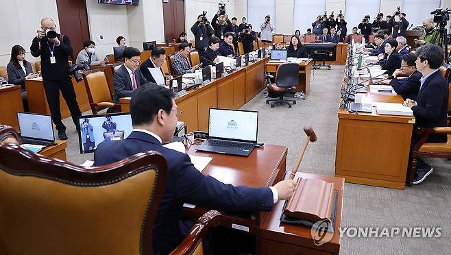 중수처법, 여당 주도로 국회 행안위 통과 (서울=연합뉴스) 이동해 기자 = 신정훈 위원장이 18일 국회에서 열린 행정안전위원회 전체회의에서 중대범죄수사청 조직 및 운영에 관한 법 등 이날 상정된 법안을 처리하고 있다. 2026.3.18 eastsea@yna.co.kr