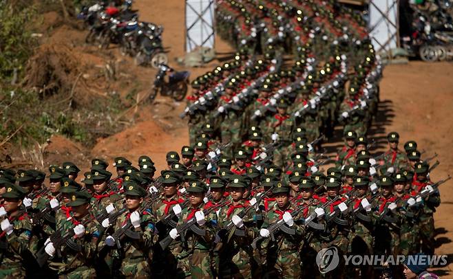 미얀마 소수민족 반군 지난해 1월 12일(현지시간) 미얀마 북동부 샨주 한 마을에서 소수민족 반군 타앙민족해방군(TNLA) 병사들이 행사 도중 행진하는 모습. 2025.03.18
[AP 연합뉴스 자료사진. 재판매 및 DB 금지]