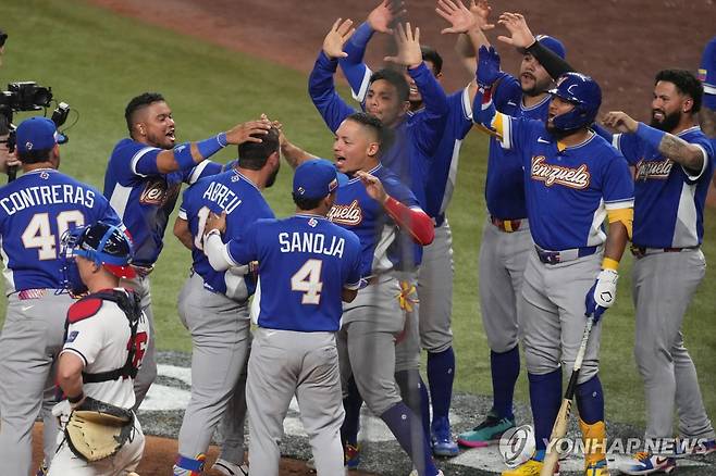 홈런 친 윌리에르 아브레우(왼쪽에서 네 번째) [AP=연합뉴스]