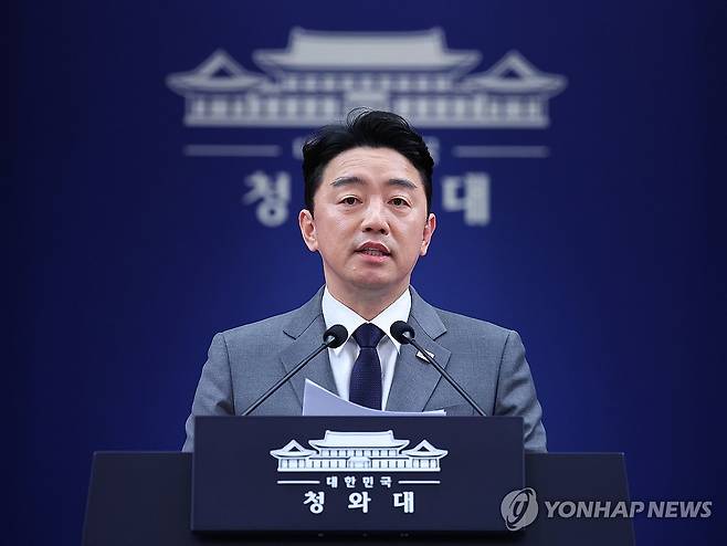 강훈식 비서실장, UAE 특사방문 브리핑 (서울=연합뉴스) 김도훈 기자 = 이재명 대통령 전략경제협력 특사로 아랍에미리트(UAE)를 방문하고 귀국한 강훈식 비서실장이 18일 청와대 춘추관에서 특사 활동 관련 브리핑을 하고 있다. 2026.3.18 superdoo82@yna.co.kr