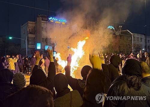 지난 1월 반정부 시위에 참여한 테헤란 시민들  [AP=연합뉴스 자료사진. 재판매 및 DB금지]