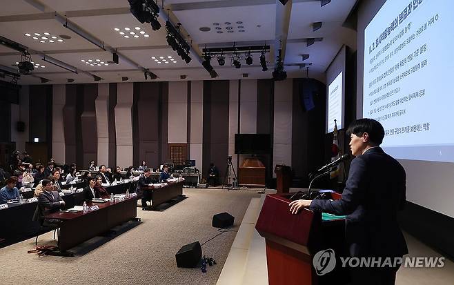 '형사미성년자 연령 논의의 주요 쟁점은' (서울=연합뉴스) 진연수 기자 = 18일 오후 서울 중구 프레스센터에서 '형사미성년자(촉법소년) 제도 현황과 연령 논의의 주요 쟁점'을 주제로 열린 공개 포럼에서 김혁 국립부경대학교 법학과 교수가 주제발표를 하고 있다. 2026.3.18 jin90@yna.co.kr