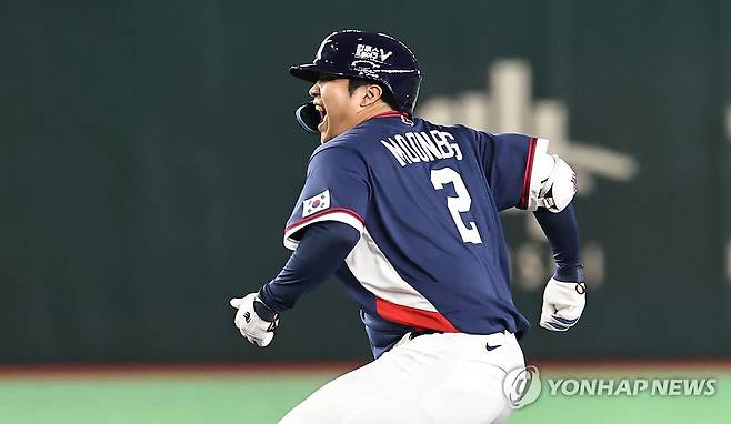 2타점 적시타 친 문보경 '승리하자!" (도쿄=연합뉴스) 김인철 기자 = 7일 일본 도쿄돔에서 열린 2026 WBC 조별리그 C조 2차전 대한민국과 일본의 경기. 1회초 2사 1, 2루 한국 문보경이 2타점 2루타를 치고 환호하고 있다. 2026.3.7 yatoya@yna.co.kr