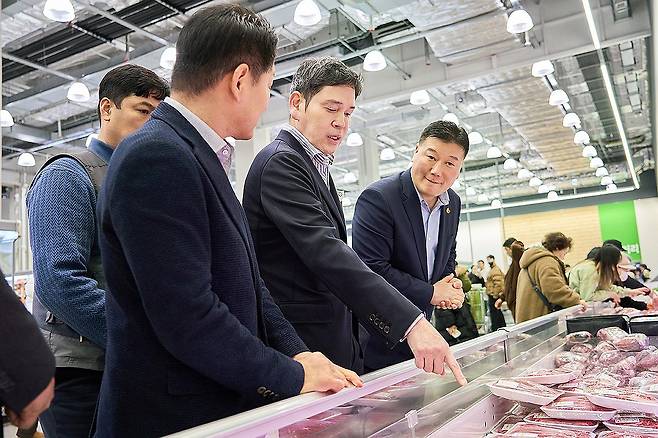 정용진 회장, 설 앞두고 트레이더스 구월점 방문 (서울=연합뉴스) 정용진 신세계그룹 회장이 지난 9일 인천 트레이더스 구월점을 찾아 축산 매장에서 상품을 둘러보고 있다. 2026.2.10 [신세계그룹 제공. 재판매 및 DB 금지] photo@yna.co.kr