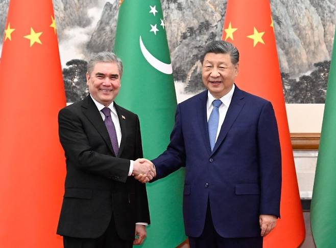 투르크메니스탄 지도자와 만난 시진핑 중국 국가주석(우) [신화통신 캡처. 재판매 및 DB 금지]