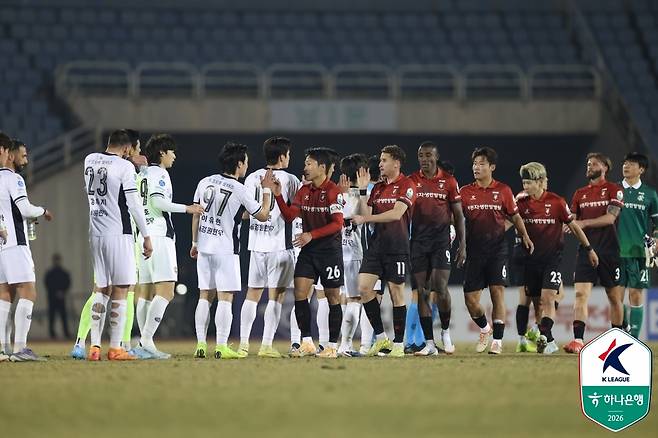 경기가 끝나고 서로 격려하는 부천과 강원 선수들 [한국프로축구연맹 제공. 재판매 및 DB 금지]