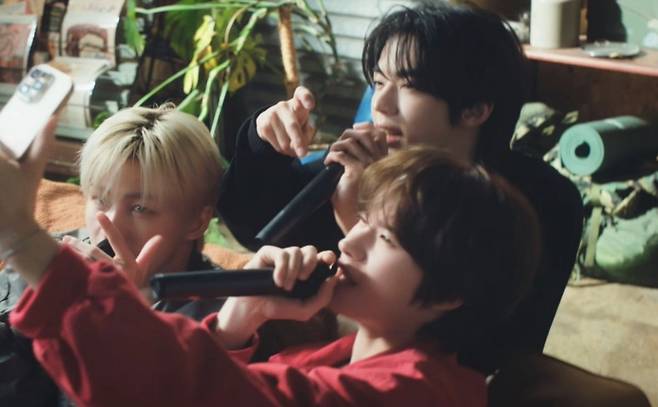 그룹 투어스 멤버 도훈, 지훈, 경민과 미국 젠지 힙합 스타 24kGoldn이 협업한 신곡 ‘YOU LIKE IT I LOVE IT’ 라이브 클립 캡처
사진=플레디스 엔터테인먼트